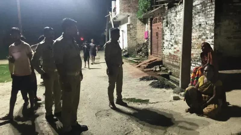 मलिहाबाद पुलिस ने क्षेत्र में बढ़ रही चोरियों के दृष्टिगत गांवों में किया भ्रमण