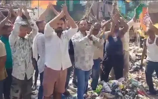 लखनऊ के ऐशबाग क्षेत्र राम नगर में क्षेत्रीय जनता का प्रदर्शन