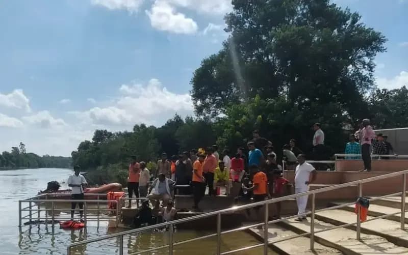 मूर्ति​ विसर्जन में डूबे युवक का  शव 24 घंटे बाद मिला ,मौके पर ग्रामीणों की भीड़