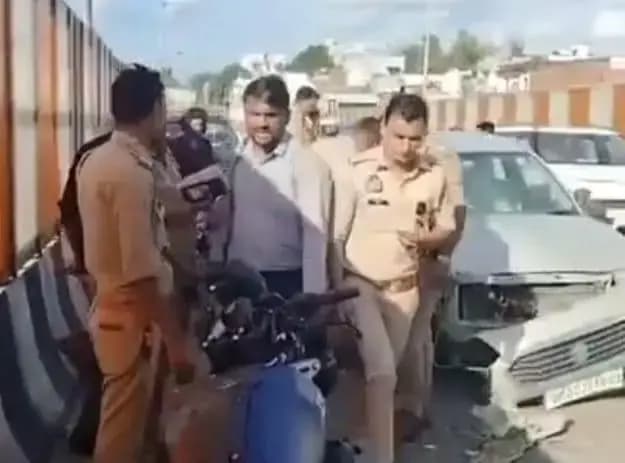 लखनऊ के बाजारखाला थाना क्षेत्र में फ्लाईओवर पर कार और बाइक की जोरदार टक्कर