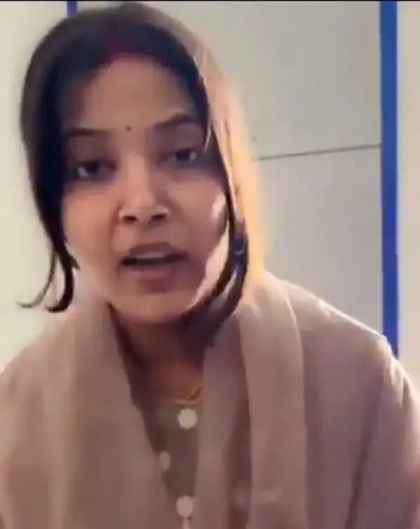 भोजपुरी सिंगर पवन सिंह की पत्नी को पुलिस ने घर से घुसने से रोका,हंगामा फैंस भड़के

