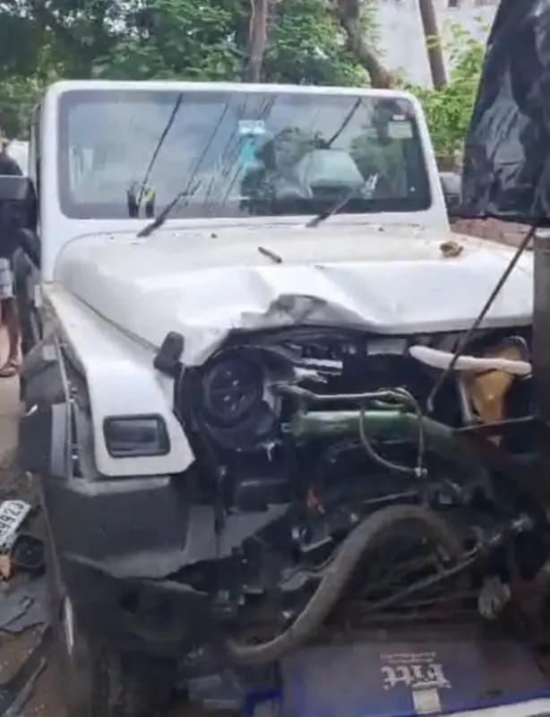 गोमती नगर के विभूतिखंड इलाके में दो गाड़ियों के बीच भीषण टक्कर 