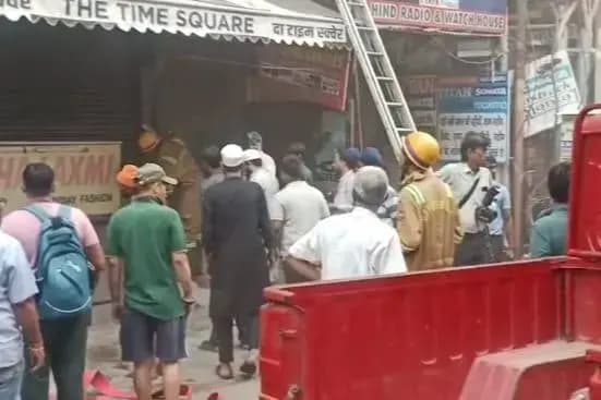 कानपुर रोड आलमबाग चौराहे से पहले गुरुद्वारे के पास घड़ी की दुकान में लगी भीषण आग