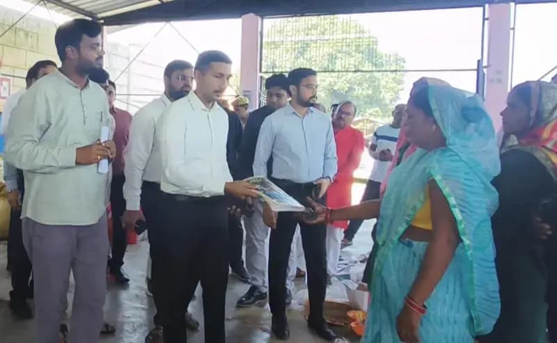 गांव में एक रुपए में कूड़ा उठाने की व्यवस्था देखने पहुचे डीएम विशाख जी