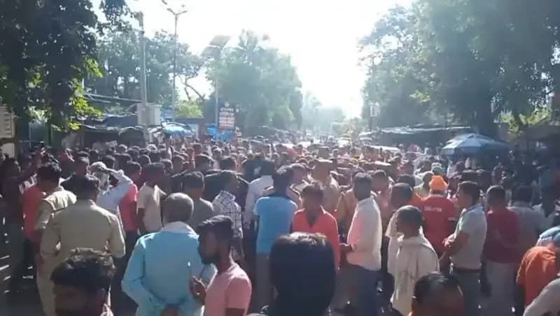 नगराम— निगोहां रोड़ जामकर प्रदर्शन,सड़क हादसे में मृतक परिजनो को आर्थिक मदद की मांग