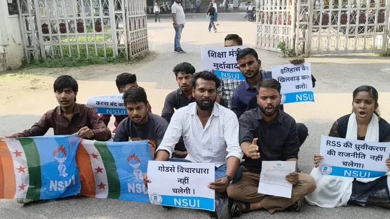   एनसीआरटी ने कुछ पाठ्यक्रम हटा दिए,लखनऊ यूनिवर्सिटी पर  एनयूआई छात्रा का विरेाध प्रदर्शन 


