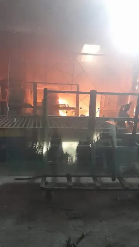 चिनहट क्षेत्र में जेनेसिस विंडूरस प्राइवेट लिमिटेड कंपनी मे लगी भीषण आग,कीमती  समान जलकर राख
