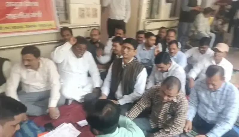 लेखपालों ने आठ सूत्रीय मांगों पर सभी तहसीलों में किया धरना,कार्य बहिष्कार