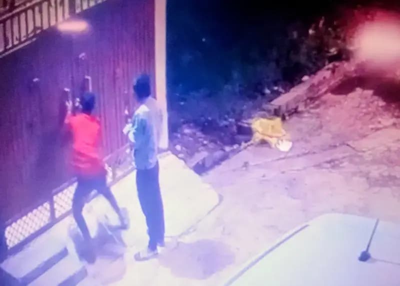  शादी में गया परिवार,पीछे चोरों ने घर का माल किया पार,ठाकुरगंज क्षेत्र की घटना सीसीटीवी में कैद
