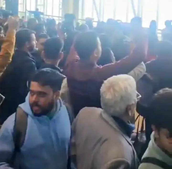 लखनऊ में इंडिगों एयरलाइंस की उड़ान में देरी पर यात्रियों का एयरपोर्ट पर हंगामा
