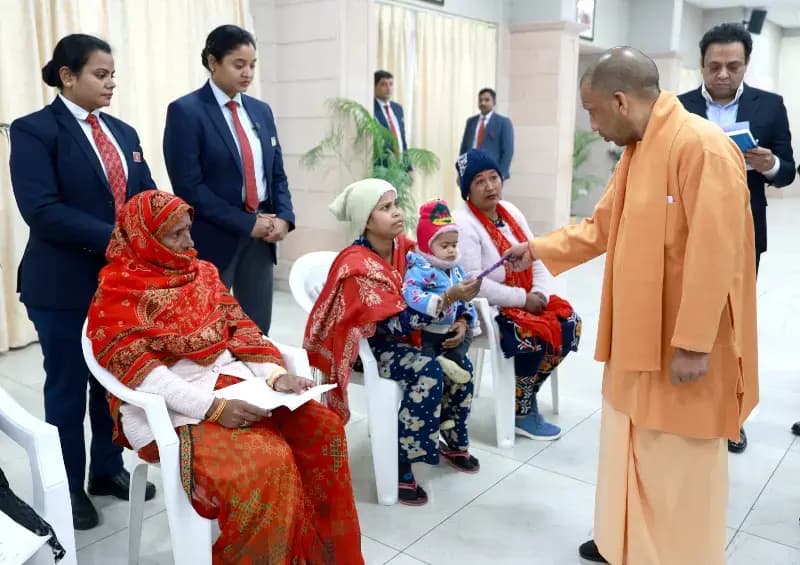  मुख्यमंत्री योगी आदित्यनाथ ने लखनऊ में आयोजित जनता दर्शन में लोगों की समस्याओं को सुना