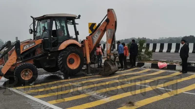 आउटर रिंग रोड़ में प्रयोग किए गए मैटीरियल का I T कानपुर की टीम ने लिया सैम्पल