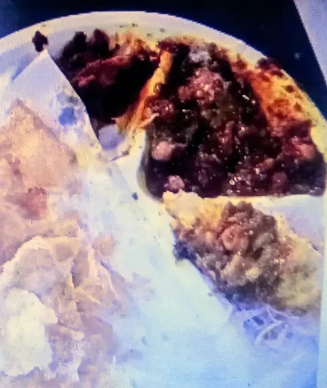 लखनऊ के दुबग्गा क्षेत्र में फेमस कूल कॉर्नर पर खाने में मिले कीड़े-मकोड़े,लोगो में भारी आक्रोश

