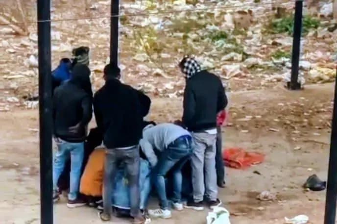 लखनऊ के जानकीपुरम इलाके में शमशान घाट में खुलेआम जुए खेलने का वीडियो सोशल मीडिया पर वायरल
