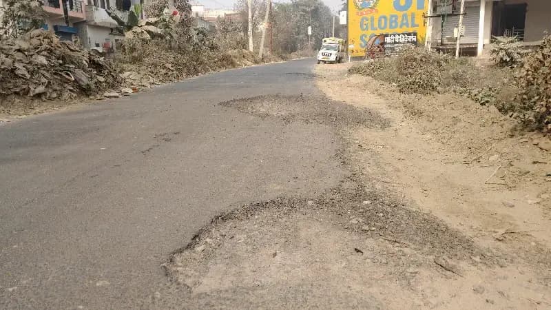 36लाख रुपये लागत से बनी सड़क,36 दिन में उखड़ने लगी,BKTनगर पंचायत में विकास की बदतर हालत का जिम्मेदार कौन?
