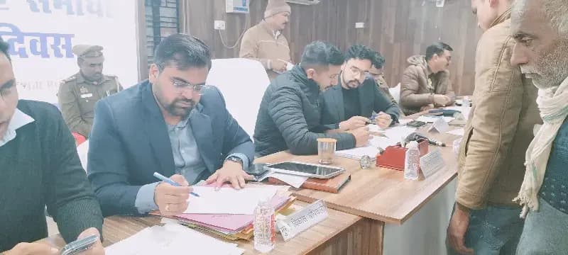 महिंगवा थाना क्षेत्र में भूमि विवाद, रात में खम्भे लगाकर कब्जे का आरोप।