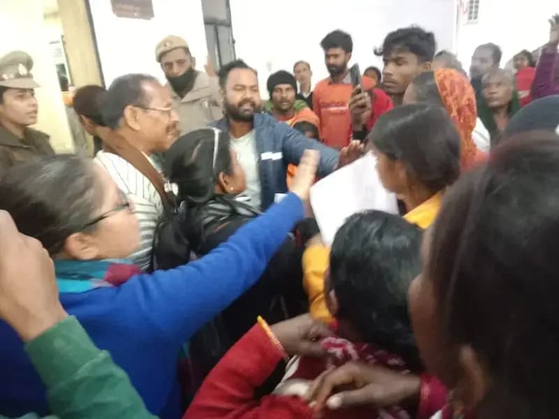 मृतक किसान के परिजनों के लिए शासकीय मदद न मिलने पर तहसील में प्रदर्शन