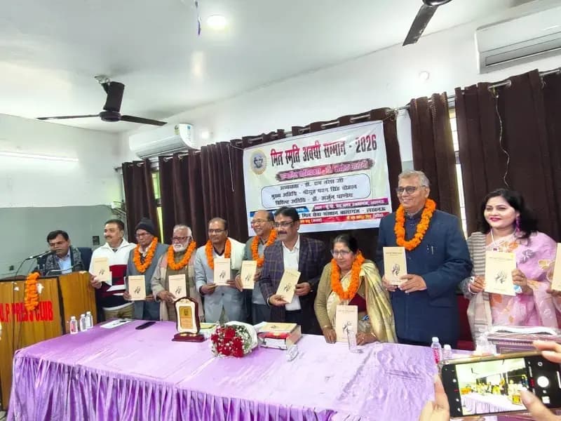  लखनऊ में आयोजित सम्मान समारोह का शुभारम्भ,भेंट की गई 11 हजार रुपये की धनराशि