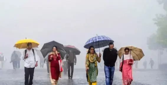 कड़ाके की ठंड में मानसून की दस्तक, यूपी के 30 जिलों में बारिश का अलर्ट