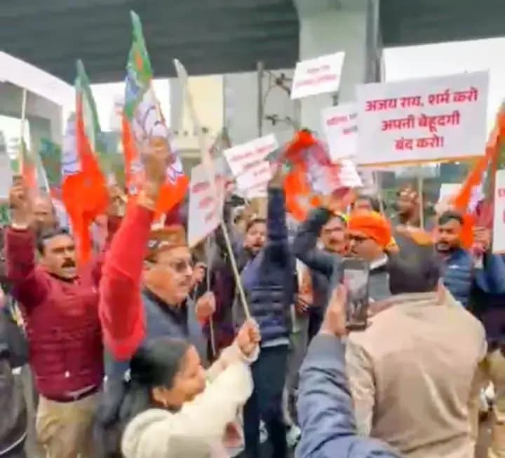 विधायक डॉ. राजेश्वर सिंह पर कांग्रेस प्रदेश अध्यक्ष अजय राय की टिप्पणी, सड़क में उतरे समर्थक
 