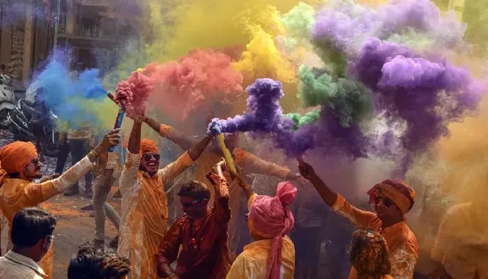 जब फागुन दिलों में उतरता था: यादों की होली