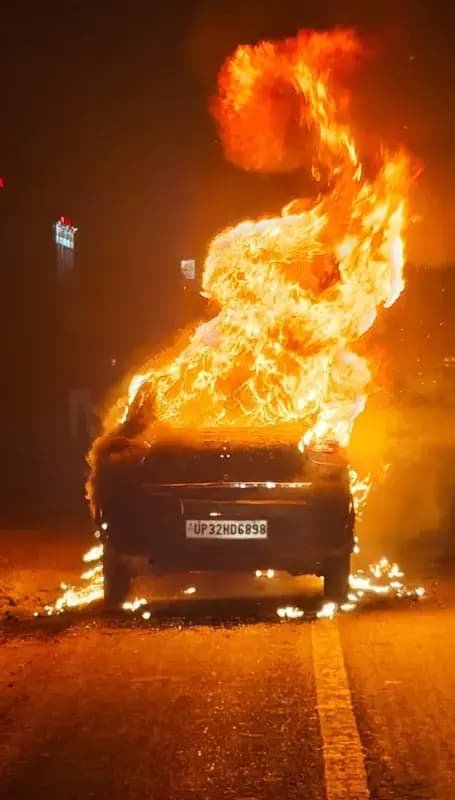 बीकेटी में धू-धू कर जली रेनॉल्ट क्विड, बाल-बाल बचे सवार