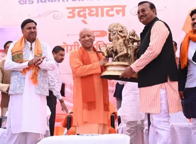 जंगल कौड़िया ब्लॉक में पुनर्निर्मित बीडीओ कार्यालय का सीएम योगी ने किया उद्घाटन

