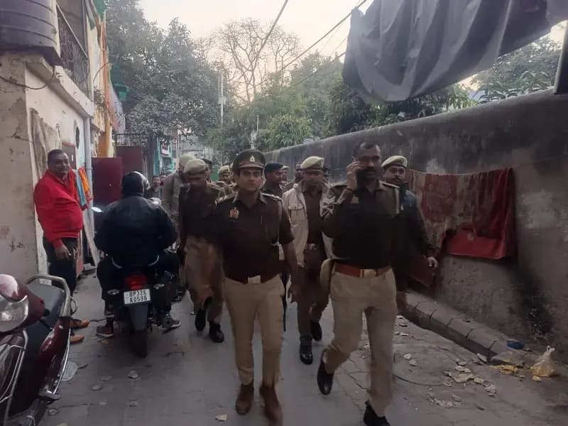 महाशिवरात्रि से पहले लखनऊ के हजरतगंज क्षेत्र में पुलिस का फ्लैग मार्च
