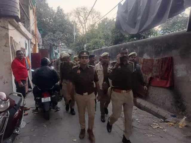 महाशिवरात्रि से पहले लखनऊ के हजरतगंज क्षेत्र में पुलिस का फ्लैग मार्च
