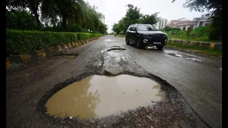  BKT क्षेत्र में सड़क की कमजोर अवस्था को लेकर निवासियों में गहरा रोष 
