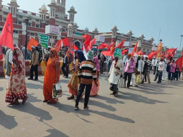  चारबाग रेलवे परिसर में भाकपा लिबरेशन के सैकड़ों कार्यकर्ता विधानसभा घेराव के लिए एकत्र 