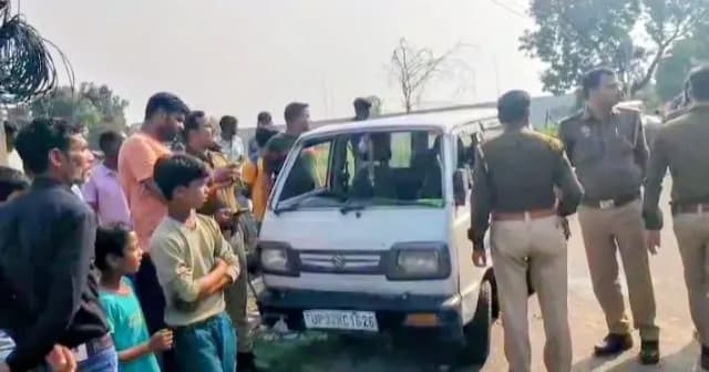 लखनऊ के BKT क्षेत्र में आदर्श सरस्वती जूनियर हाई स्कूल की वैन पलटी,कई बच्चे घायल
