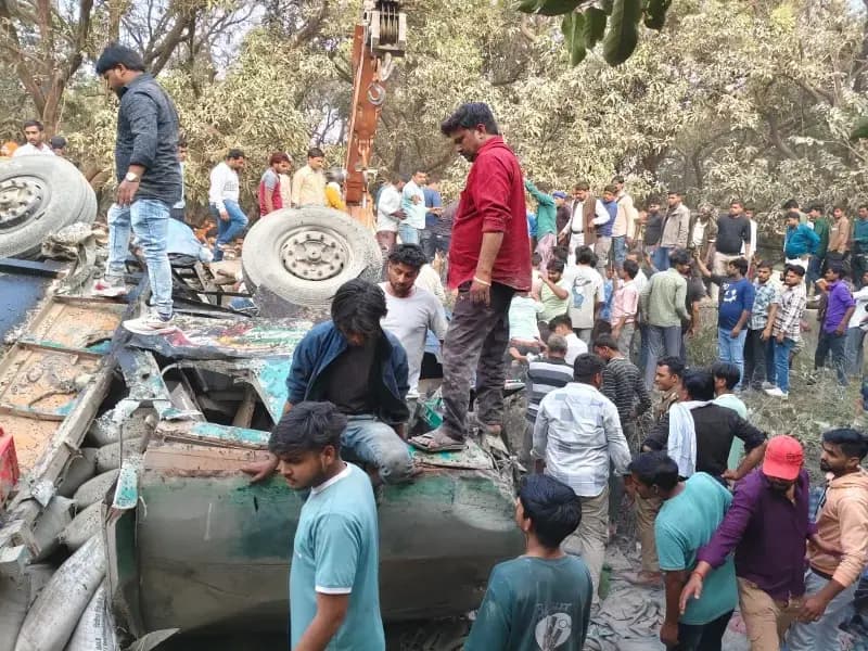 सीमेंट से भरा ट्रक अनियंत्रित होकर नीचे पलटा,लखनऊ के पारा क्षेत्र की घटना
