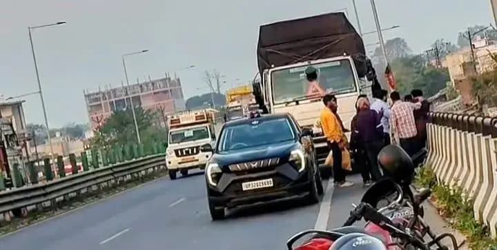 लखनऊ-गोरखपुर राष्ट्रीय राजमार्ग पर हुई दबंगई पर पुलिस ने जांच और कार्रवाई की शुरू 