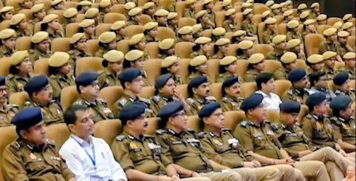 लखनऊ में 50 QRT वाहनों का फ्लैग ऑफ कार्यक्रम में CM योगी आदित्यनाथ  का सम्बोधन
