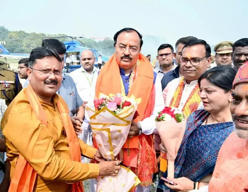 DCM केशव प्रसाद मौर्य के हेलीकॉप्टर की लखनऊ के अमौसी एयरपोर्ट पर आपातकालीन लैंडिंग 