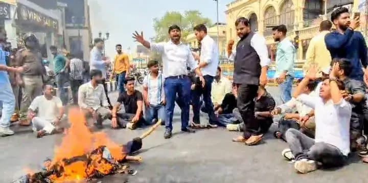 लखनऊ के हजरतगंज और भाजपा कार्यालय के बाहर बिहार के मौलाना अब्दुल्ला सलीम के खिलाफ प्रदर्शन