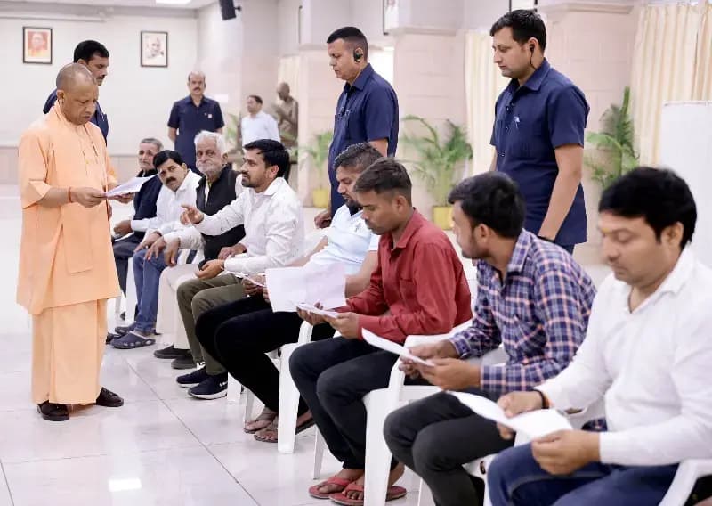 मुख्यमंत्री योगी आदित्यनाथ ने लखनऊ में किया 'जनता दर्शन' का आयोजन