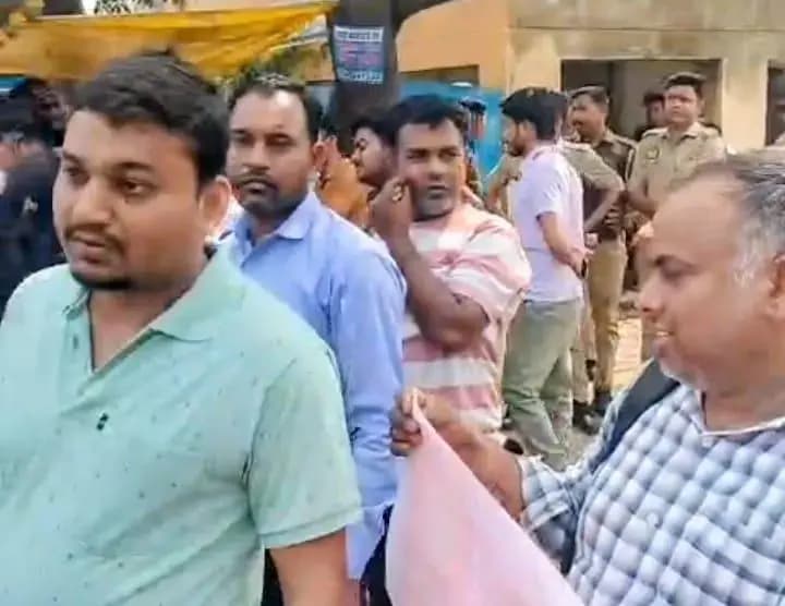 69000 शिक्षक भर्ती में आरक्षण विसंगतियों को लेकर SCRT शिक्षा निदेशालय पर प्रदर्शन 