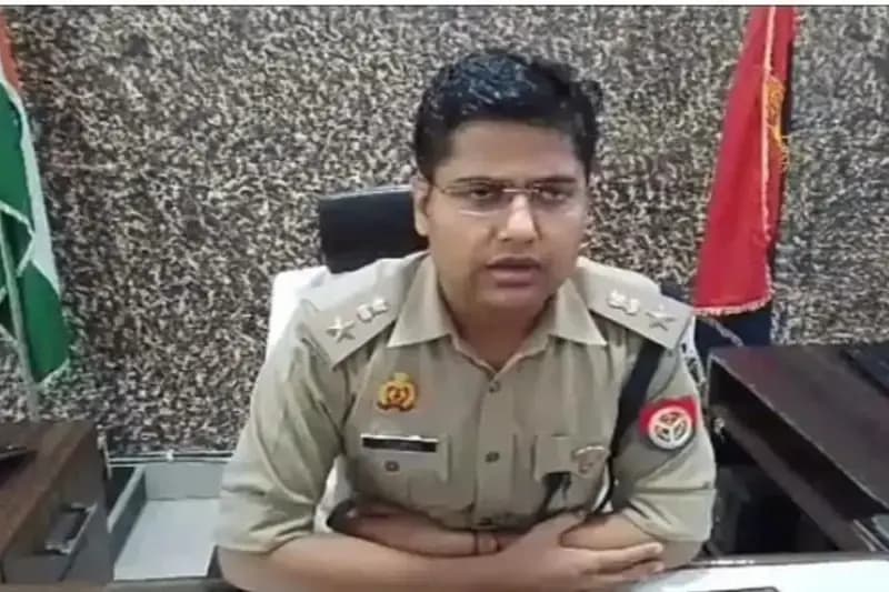 कुशीनगर में भ्रष्टाचार के आरोप में SI आलोक कुमार सिंह पर केस दर्ज