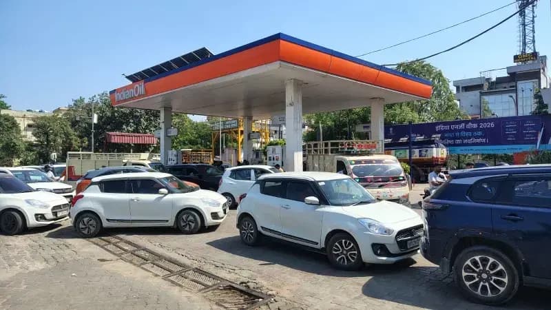  PM नरेंद्र मोदी के लॉक डाउन जैसे हालात के बयान पर पेट्रोल पंप पर उमड़ी भीड़