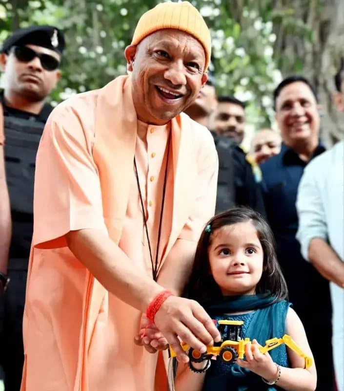4 साल की यशस्विनी ने CM योगी को गिफ्ट किया 'बुलडोजर'
