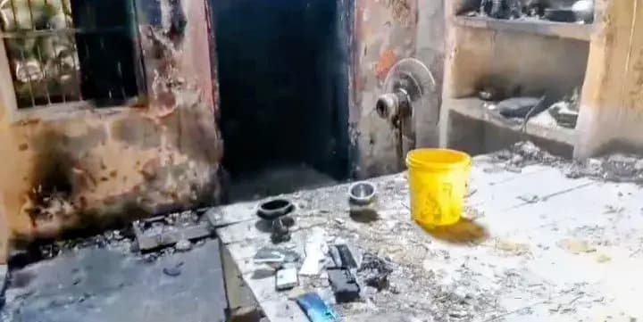 लखनऊ के इटौंजा क्षेत्र में किसान मेवा लाल के घर पर लगी भीषण आग
