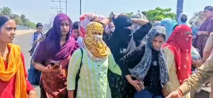 लखनऊ में सीएम हेल्पलाइन कर्मचारियों का जोरदार प्रदर्शन