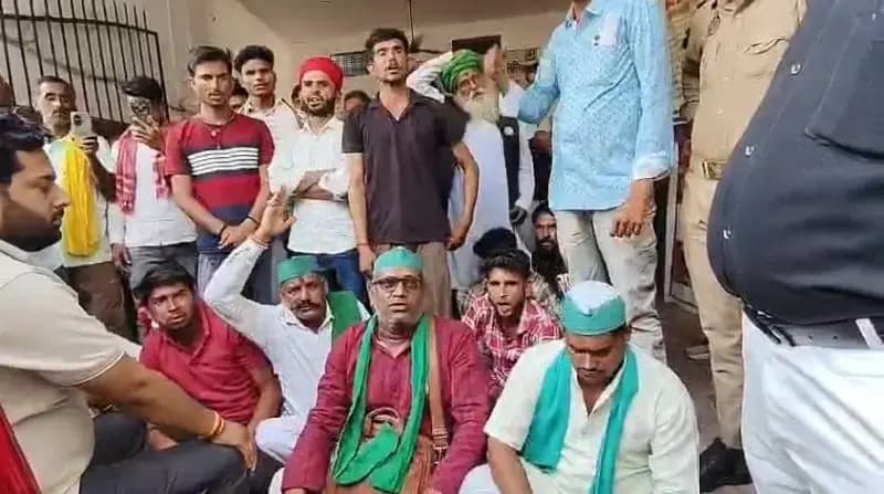 ललितपुर में जर्जर तारों ने ली किसान नेता की जान,बिजली विभाग कार्यालय पर प्रदर्शन
 
