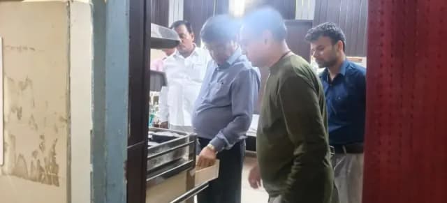 राम सागर मिश्र संयुक्त चिकित्सालय और सीएचसी  में DG हेल्थ पवन कुमार अरुण ने  किया निरीक्षण 

