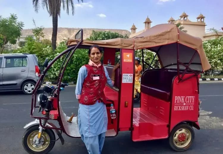 यूपी में तैयार हो रही महिला ई - रिक्शा पायलटों की फौज