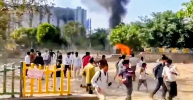 नोएडा में कंपनी के कर्मचारियों का जोरदार प्रदर्शन,सैलरी बढ़ाने की मांग 