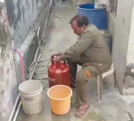  सिलेंडर में गैस नहीं, भरा जा रहा पानी,वीडियों वायरल ,लखनऊ के विकासनगर इलाके का मामला