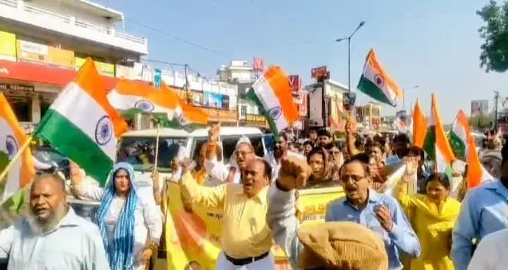 राम भरोसे स्कूल को बचाने के लिए तेलीबाग सामाजिक एवं जनकल्याण समिति का पैदल मार्च 